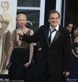 组图：导演昆汀-塔伦蒂诺携女伴亮相红毯