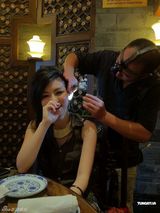 组图：邓紫棋前往成都宣传 大啖地道四川美食