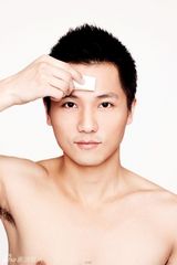 幻灯图：刘科突破“颜面”观念 接拍新郎妆容写真