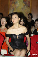 组图：翁虹大秀火辣身材 为照顾女儿减少工作量