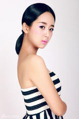 组图：杨紫【演员】性感写真告别青涩 桃花妆20岁蜕变