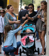 组图：阿尔芭带小女游动物园 囧娃二号专心啃手