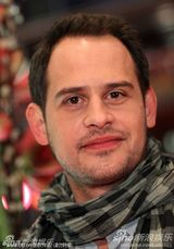 《我最好的敌人》首映 斯特劳斯玩黑白配展风情