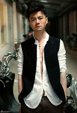 组图：唐以诺休闲写真显随性魅力