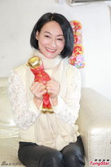 组图：惠英红新春下厨包金钱水饺 称要“封腿”