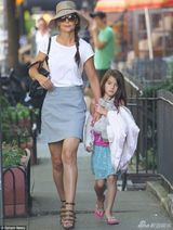 组图：小苏瑞手臂骨折缠绷带 紧牵妈妈心情欠佳