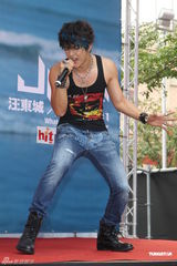 组图：汪东城摇滚风会歌迷 否认与炎亚纶有心结