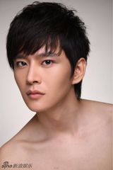 组图：黄明半裸上身个性演绎美容大片