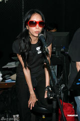 幻灯图：莫文蔚黑衣扮潮女 薛凯琪懒理“艳照门”