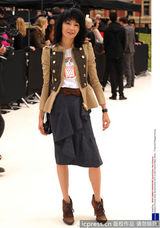 组图：张曼玉亮相伦敦时装周 帅气装扮看秀