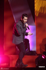 组图：毛宁林忆莲领衔音乐会 《你是我的眼》秀歌技