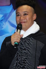 组图：陈奕迅台北火热开唱 台上大玩变装秀