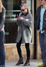 组图：阿曼达-塞弗里德外出散步 表情诡异与狗狗撞脸