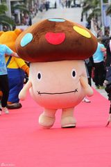 组图：哆啦A梦现身冲绳 女粉丝握手田中圣落泪