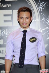 高清组图：李克勤复古西装亮相 蔡加赞同场比帅