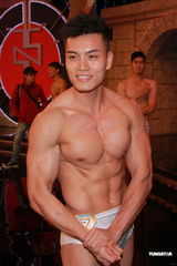 组图：亚洲先生订制水晶泳裤半裸大秀健美肌肉