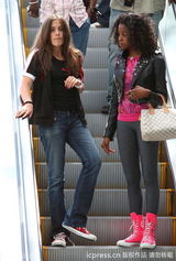 组图：迈克尔-杰克逊女儿帕里斯运动造型亭亭玉立