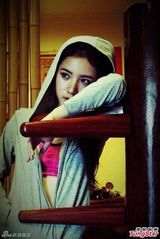 组图：乐明明MV谈恋爱不过瘾 欲做打女过影视瘾