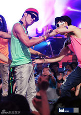 组图：HaHa等《尹道贤的Must》献热情舞台