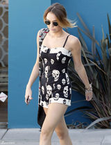 高清组图：麦莉-塞勒斯街拍 骷髅连体衣搭黑靴