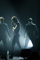 高清图：韩歌手金亨俊新专辑发布亲友齐站台