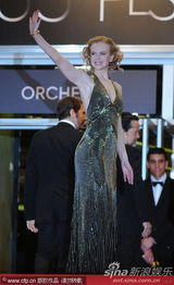 组图：妮可戛纳走红毯 长裙高贵大秀无瑕美背