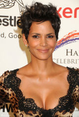 高清组图：哈利-贝瑞性感豹纹礼服亮相秀身材