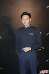 组图：张智霖避谈吸金八千万 已与唱片公司续约