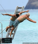 组图：阿尔芭两点激凸 妮可里奇红比基尼惹眼