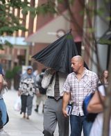 组图：莱昂纳多在片场不满被拍拿伞遮脸