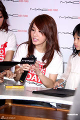 组图：Hebe亲切可爱热心公益 透露Ella赴美学英文