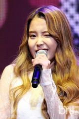 组图：歌手IU透视装宣传新专辑告别甜美展性感