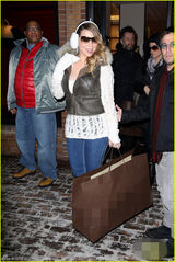 组图：玛丽亚-凯莉圣诞节血拼 挺爆乳专人护驾