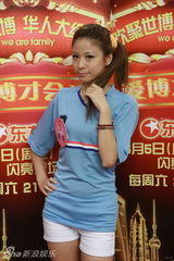 高清图：性感美女足球宝贝助阵《华人大综艺》