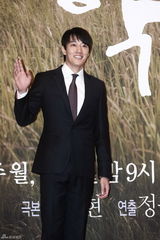 高清图：韩星金来沅秀爱新剧《千日的约定》记者会