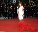组图：《爱》戛纳首映 科尔白底红尾裙别具一格