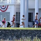 组图：泰勒与男友海滩牵手 波点泳装保守