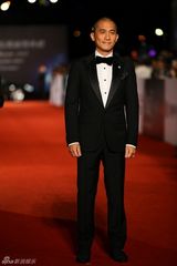 组图：梁朝伟红毯同牵刘嘉玲章子怡