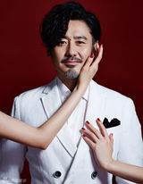 组图：吴秀波登杂志封面 雅痞混搭女色