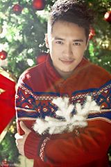 组图：董璇高云翔圣诞写真 浓情蜜意欢乐暖心