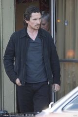 组图：贝尔现身电影片场 胡须拉碴落寞数钞票