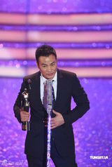 幻灯：香港金像奖现场 任达华凭《岁月神偷》获影帝