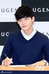 组图：李钟硕出席签名会 嘟嘴捂脸可爱娇羞