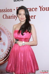 组图：舒淇抹胸短裙亮相 气质优雅笑容大方