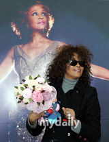 幻灯图集：惠特尼休斯顿访韩 黑墨镜显天后风范