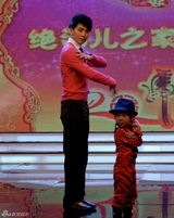 幻灯图：保剑锋虎爪伸向主持界 携“小保”闹新春