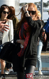 组图：少女时代亮相机场装扮春意秀发风中飘散