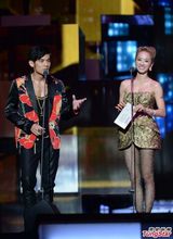 组图：蔡依林周杰伦同台颁奖 遭陶子调侃抱一个