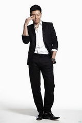 组图：李东学拍时尚型男大片 小露胸肌展健硕身材