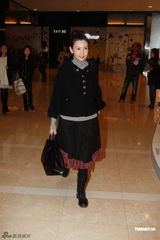 组图：邱淑贞携三女儿过圣诞 皮肤白皙靓丽依旧